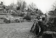 806301 Gezicht in de Botanische tuin van de Hortus Botanicus van de Rijksuniversiteit Utrecht op Fort Hoofddijk te Utrecht.